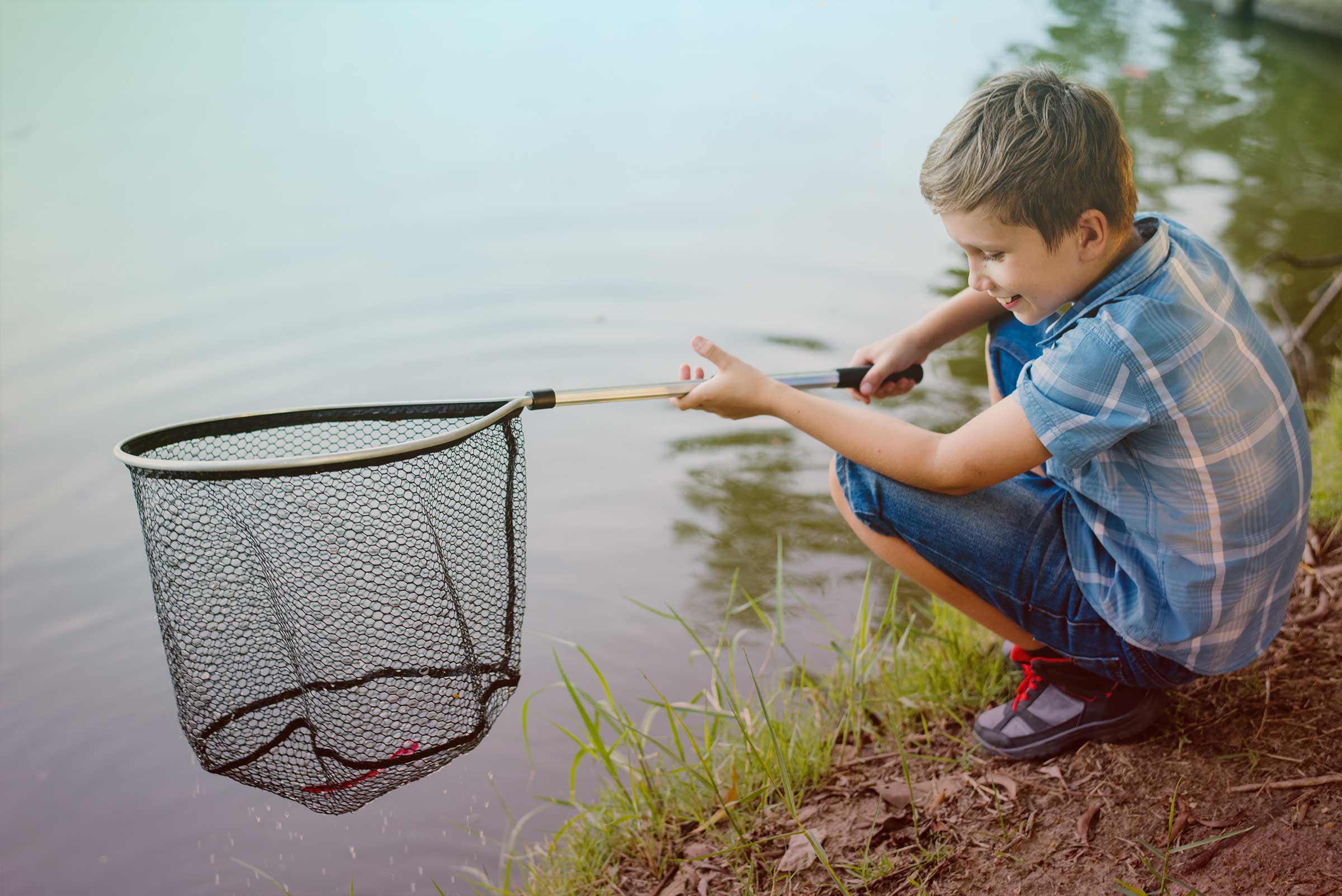 Ловила рыбу сачком. Мальчик на рыбалке фотосессия. Мальчик Рыбак. Мальчик рыбачит. Рыбак с сеткой.